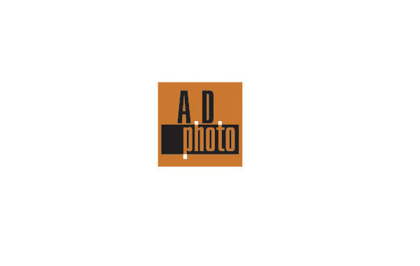 AD PHOTO英文標(biāo)志設(shè)計(jì)，正方形的桔色色塊上面用黑色的文字創(chuàng)意