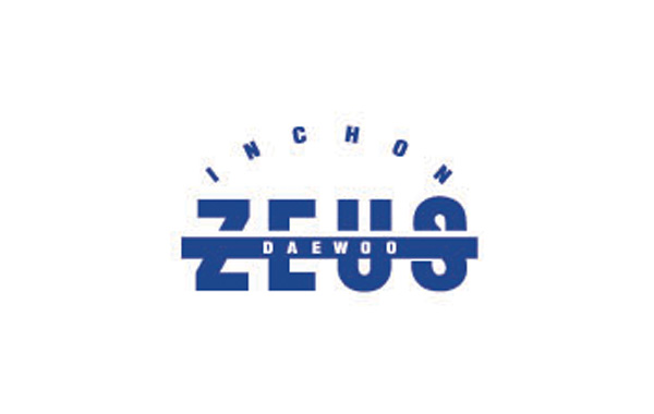 以首字母p為設(shè)計(jì)元素，在其中間融入球的圖案，將英文名稱放置在其右下方，與其大小形成對此