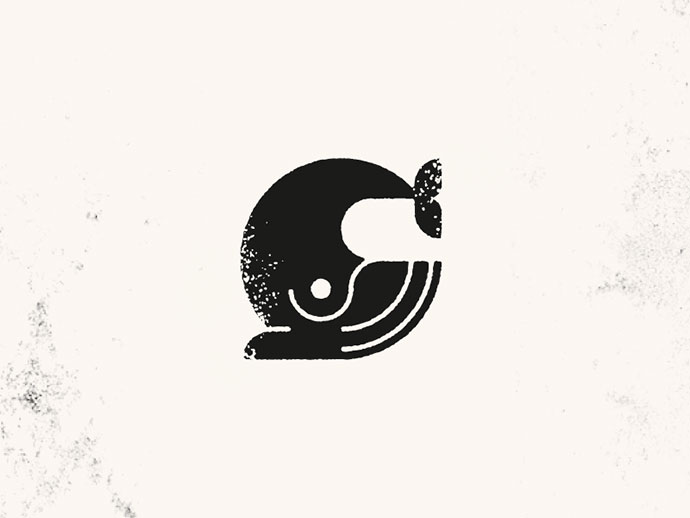 PEAK公司LOGO設(shè)計(jì)是以山頂?shù)钠鞄脼閳D形創(chuàng)意